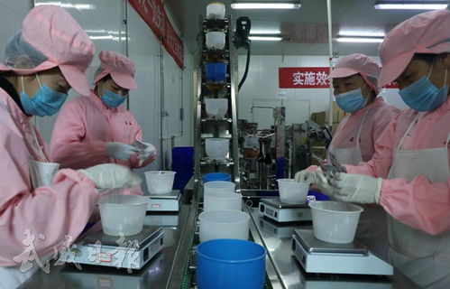 甘肅森泰食品員工分裝牛肉干 規(guī)范操作保障食品安全與品質(zhì)